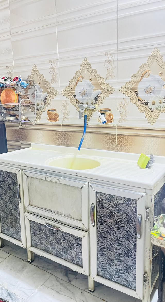 كاونتر مطبخ ٣امتار خشب تركي وسطح مرمر   من غير السنك متر ونص وسطح مرمر
السعر ٢٥٠ الف العنوان ناصريه حي اريدو


**إذا كنت صاحب هذا الإعلان وتريد حذفه لأي سبب، رجاءا أرسل رسالة إلى الدعم الفني**