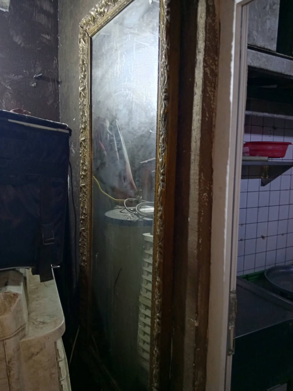 غراض للبيع
6قنفات 4 مرايا 4 طبلات 
العنوان بغداد ***********
