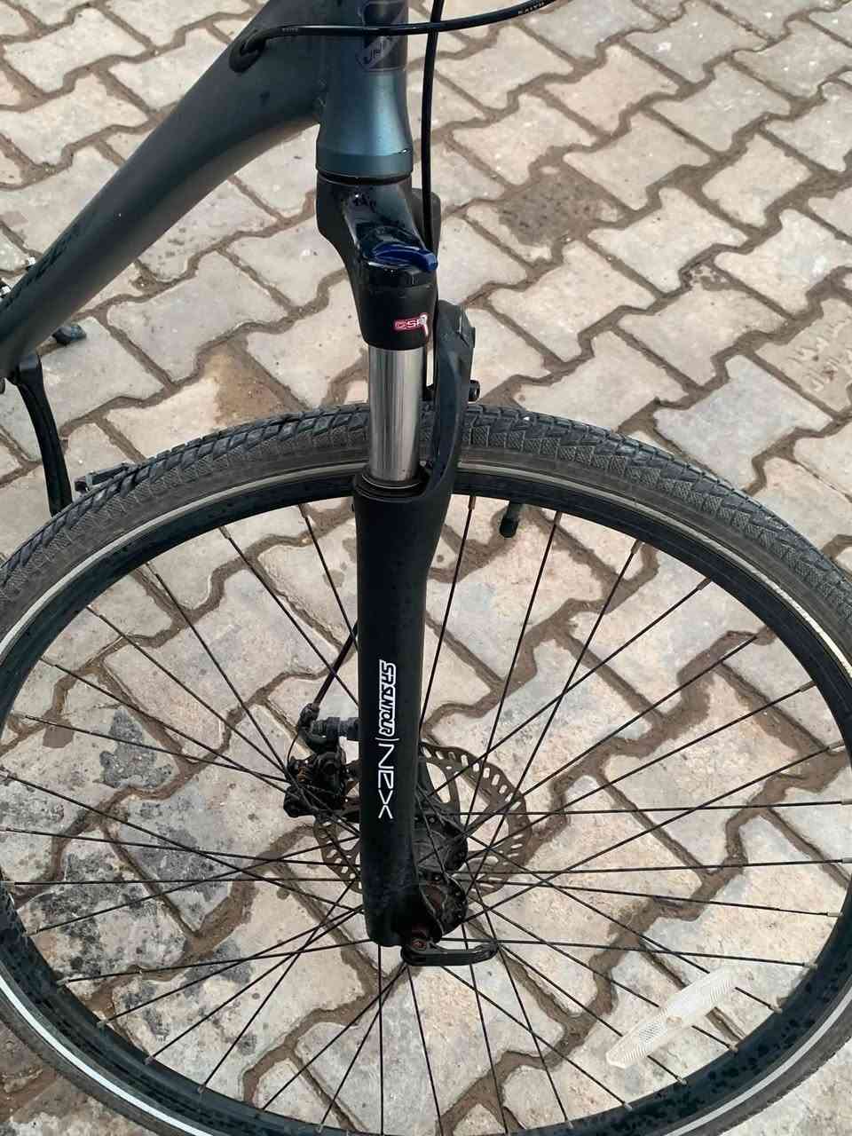 🚴‍♂️ بايسكل هجين أمريكي Univega - MAXIMA SPORT C700 للبيع 🇺🇸 🚴‍♂️
بايسكل هجين (Hybrid) أصلي بمواصفات بلادية عالية النظافة والمتانة، جاهز للاستخدام

🛠️ المواصفات الفنية بالتفصيل:

 الماركة والموديل: UNIVEGA - MAXIMA SPORT C700 (تصميم أمريكي مميز).

حجم 28

 معدن الهيكل (الفريم): ألمنيوم خفيف الوزن ومقاوم للظروف الجوية، حجم الفريم  S (ما واجهت مشكلة بحجم الفريم مع انو انا طويل)

 المنظومة الحركية (السرعات): سستم مغير السرعات من شركة Microshift الاعتمادية، بعدد سرعات 3X7 (21 سرعة) يعطيك سلاسة فائقة بالصعدات والطرق السريعة.

 الدبل الأمامي (المساعدات): من شركة SR SUNTOUR العريقة، "سلسة" يحتوي على نظام تحكم كامل (قفل، فتح، وتخفيف) لتعديل السحب حسب طبيعة الطريق.

 نظام الكبح (البريكات): دسك ميكانيكي أمامي وخلفي لاستجابة سريعة وأمان تام.

 الإطارات (التواير): حجم C700 x40 من الماركة العالمية KENDA، مجهزة بخط عاكس للضوء لتوفير رؤية وأمان عالي أثناء القيادة الليلية.

📌 حالة البايسكل:

البايسكل مستعمل بحالة جيدة ونظيف (مثل ما واضح بالصور)، الفريم يحوي خدوش بسيطة بالصبغ، والتواير بنقشتها الجديدة جاهزة للمشي.

💵 السعر:225 الف وبيه مجال

📍 الموقع: كربلاء

📞 للتواصل والاستفسار خاص


**إذا كنت صاحب هذا الإعلان وتريد حذفه لأي سبب، رجاءا أرسل رسالة إلى الدعم الفني**