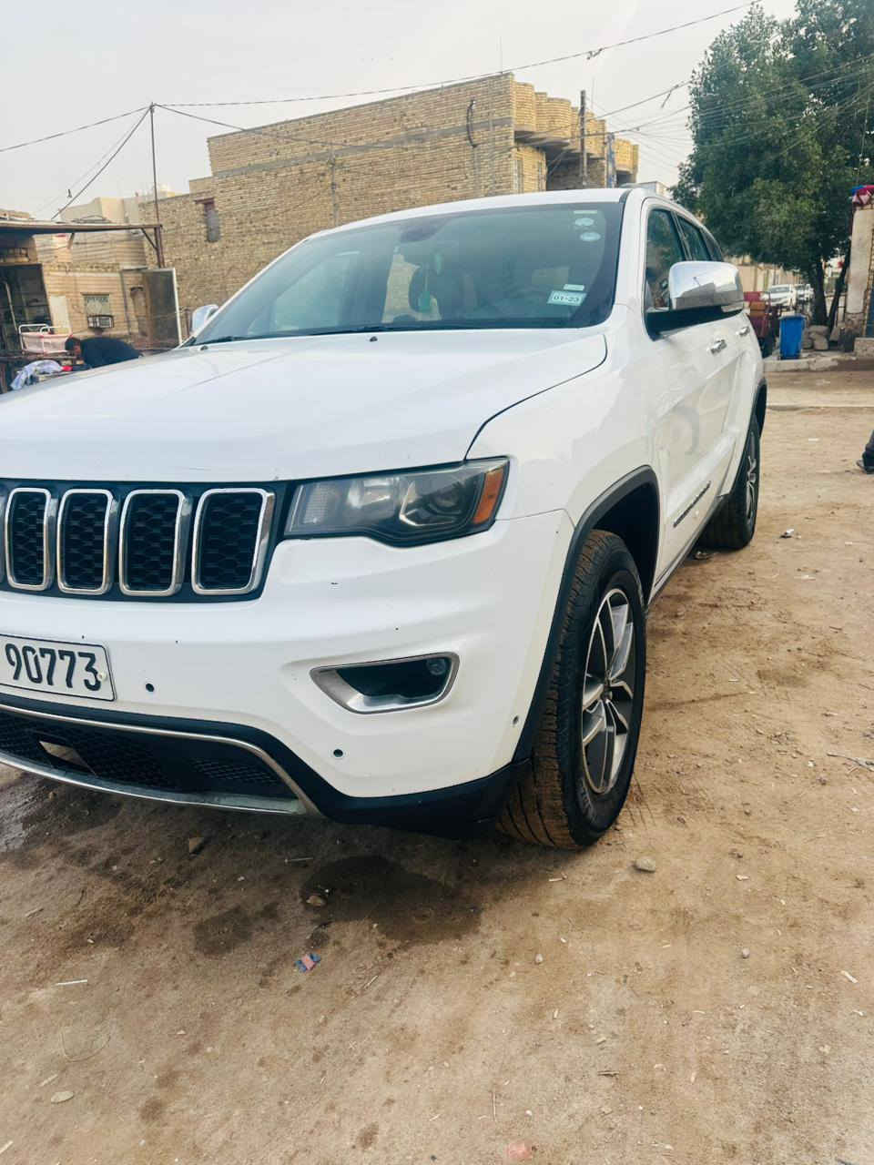جيب كراند شيروكي لمتد 
الموديل : 2021. 
المحرك : V6.  3.6L 
* المواصفات 
* نقطة عمياء .
* المقاعد من الجلد . 
* المقاعد الأمامية كهربائية .
* ذاكرة لحفظ وضعيات الجلوس . 
* المقاعد الأمامية مع تدفئة . 
* صف المقاعد الخلفية مع تدفئة . 
* ويل قياس 20 انج اسود لماع .
* مقود السائق كهربائي . 
* تدفئة ستيرن . 
* سقف بانوراما ..
* نظام الملاحة (GPS) . 
* نظام خاص للطرق الوعرة 
* تشغيل عن بعد .
* صندوق كهربائي .
*  حساسات أمامية . 
*  حساسات خلفية .
* كاميرا خلفية .
* بخاخ ماء لتنظيف المصابيح الامامية .
* مرايا بخاصية التعتيم الذاتي . 
* مرايا جانبية قابلة للطي كهربائيا . 
* بلوتوث تلفون . 
* محدد سرعة . 
* نظام تشغيل واطفاء اوتماتيكي للمحرك للتوفير من صرف الوقود
* نظام بريك اوتماتيكي .
السعر 270وبيها مجال 
الاستفسار اتصال على الرقم *********** وتساب هم موجود
