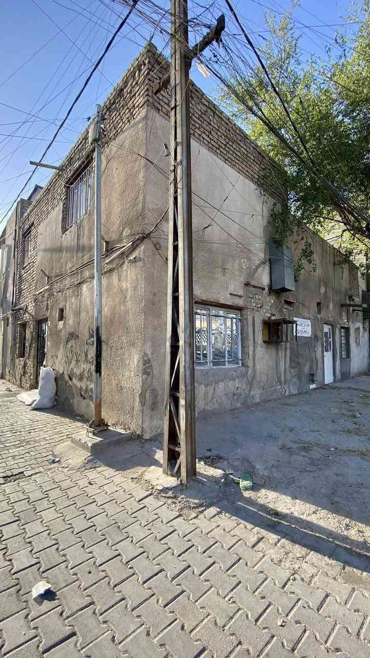 السلام عليكم بيت للبيع مساحة ١٠٠ نزال١٠ و واجهة ١٠ يحتوي على طابقين يحتوي طابق اول على استقبال و غرفتين و حمام و مطبخ و طابق ثاني غرفة و مخزن و سطح لا ستفسار على رقم +964 776 063 1975
