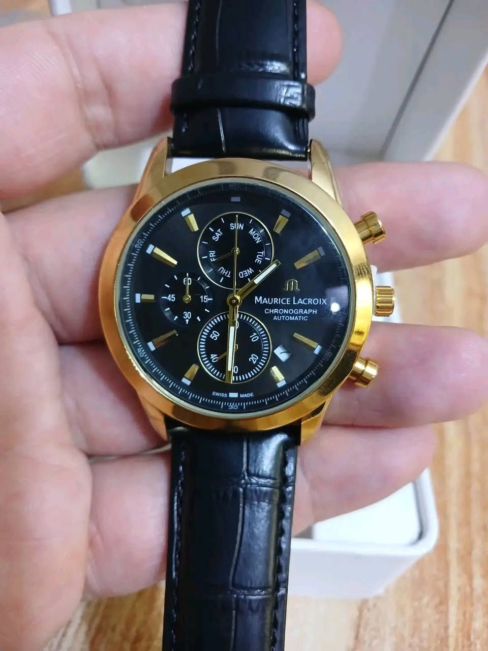 ساعه موريس لاكروا سويسرية فاخره تماتيك طلعتلي بهذا الشكل سناتر كله شغاله السعر 35 الف مع التوصيل بالعافيه الي ياخذها
المينا: تأتي بمينا أسود يضم عدادات الكرونوغراف (لقياس الوقت) وعقارب ومؤشرات ذهبية اللون.
الإطار: إطار دائري مطلي بالذهب (أو بلون ذهبي) مع أزرار جانبية للتحكم في وظائف الكرونوغراف وتعديل الوقت.
الحزام: حزام جلدي أسود أنيق، مما يمنحها مظهراً كلاسيكياً فاخراً.
الحركة: تعمل بحركة سويسرية أوتوماتيكية (Swiss Made)، مما يعني أنها تعتمد على حركة معصمك لتوليد الطاقة.
تابعني دئمن انشر ساعات قديمه وجديده


**إذا كنت صاحب هذا الإعلان وتريد حذفه لأي سبب، رجاءا أرسل رسالة إلى الدعم الفني**