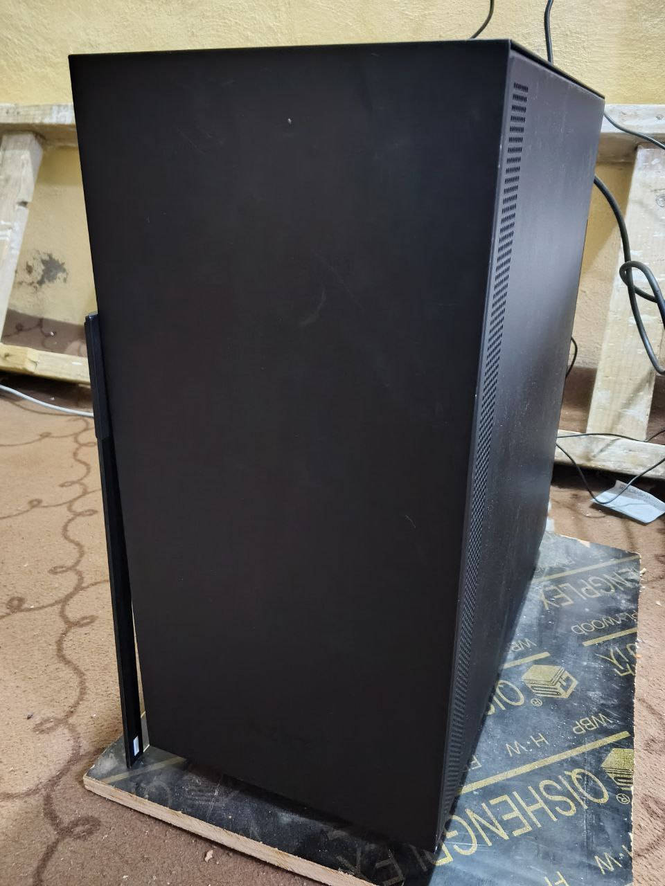 السلام عليكم.. للبيع تجميعة PC حديثة (Ryzen 5) نظافة عالية وقابلة للتطوير
الجهاز تجميع جديد استعمال 3 أشهر فقط (القطع بحالة الوكالة)، تم تجميعها لتكون بداية قوية للألعاب والدراسة، مع التركيز على قابلية التطوير للمستقبل.
أهم ما يميز التجميعة: الجهاز مبني على لوحة أم (B550) وكيس (NZXT) أصلي، يعني تكدر مستقبلاً تضيف أي كرت شاشة قوي وتحدث الجهاز براحتك بدون ما تضطر تبدل القاعدة الأساسية.
المواصفات: 🔹 المعالج: AMD Ryzen 5 5600G (أداء ممتاز مع كرت شاشة مدمج يشغل ألعاب الأونلاين). 🔹 اللوحة الأم: MSI B550M-A Pro (بورد حديث يدعم الجيل الرابع PCIe 4.0 ومثالي للتحديث). 🔹 الرام: 16GB DDR4 3200MHz. 🔹 التخزين: SSD NVMe 256GB (سرعة عالية للنظام) + HDD 1TB (للملفات والألعاب). 🔹 الكيس: NZXT H510 (ماركة غنية عن التعريف، شكل فخم وتبريد ممتاز). 🔹 الباور: Fantech 550W.
الحالة: الجهاز نظيف جداً، شغال 100%، وما مفتوح لأي صيانة.
السعر: 525,000 دينار (وبي مجال بسيط للشراي الجاد). المكان النجف رقم الهاتف ***********
