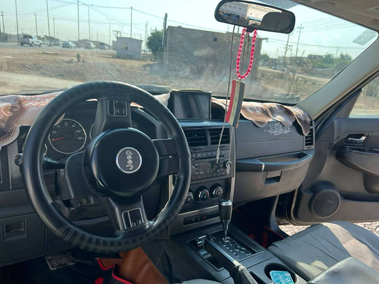 السلام عليكم جيب ليبرتي 2012 وارد امريكي  محرك   وكير مكفولات حجم المحرك 6اسلندر 3700     مثبت سرعه تحكم ستيرن جهتين   لايتات زنون اصلي 5ويلكب وبعد بيها اهواي مواصفات  سياره حداديه وباتري وتخم تأير وكهربايات كلها كفاله رقم بغداد  مشروع وطني تحويل ثاني يوم وبسمي السع105وبيها مجال الطيبين السياره للبيع وامراوس حسب القناعه استفسار على هذا ***********ملاحظه مكان السياره البصره قضاء الدير الشافي . القرنة, البصرة
