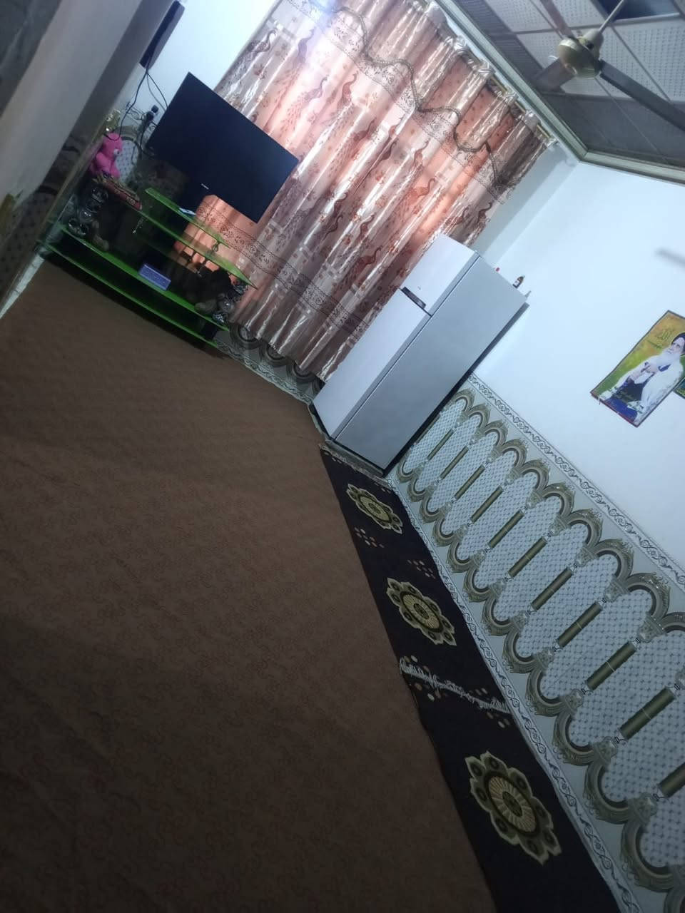 دار للبيع مساحه 230 يحتوي على غرفه وهول ومطبخ واستقبال وصحيات داخليه وخارجيه وحديقه السقف سندويش سقف ثانوي السعر 34 وبيه مجال للاستفسار ***********
