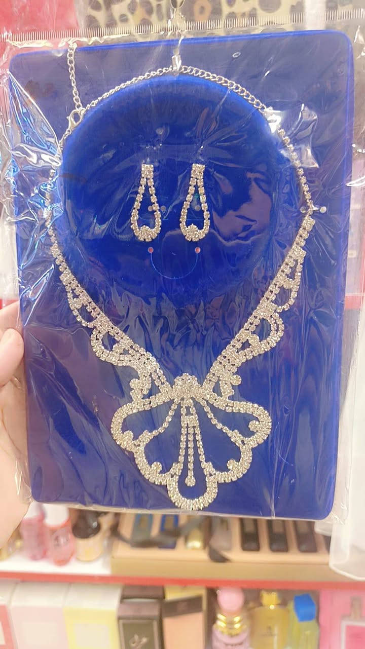مجوهرات نسائية فضية اللون مزينة بكريستال.


**إذا كنت صاحب هذا الإعلان وتريد حذفه لأي سبب، رجاءا أرسل رسالة إلى الدعم الفني**