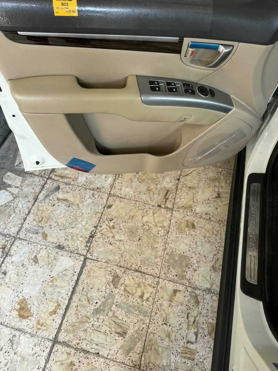 السلام عليكم
بيع فقط ونقدا 
للبيع سنتافي خليجي على أيد وحده موديل ٢٠١٠
ماشيه ٣٥ الف حقيقي  رقم دولي جديد بسمي شخصيا بغداد  
مواصفات شركة الكاصد محرك ٦ سلندر ٧ راكب ٣ قطع تبريد كشنات كهرباء جلد تدفئة تبريد  فتحة وبصمةابواب بصمة تشغيل فورويل ثلاجه تحكم ستيرن محرك حجم ٣٥٠٠ سياره ع وضع شركه 
جديده جدا كفاله عامه من ضربه وصبغ وتبديل سياره وضع الشركه على شرط حته البلاستك مكفول 
ونضيفه جدا احلى من صور  للاستفسار ***********
مكاني الصويرة 
الشراي يتصل ويدلل
