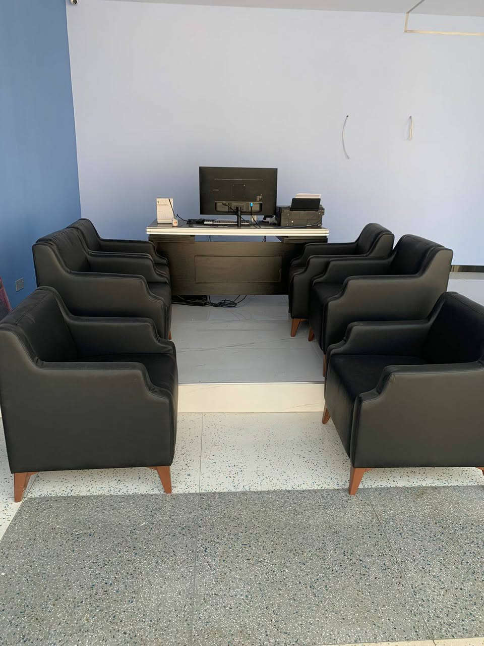 السلام عليكم .

محل جاهز للأيجار يصلح ( حلاقه . مكتب عقار . اسواق )
 مجهز بديكورات حديثه وتشطيب جديد كما موضح بالصور ومساحه واسعه بموقع مميز .

📍الكراده / خدمي جسر الربيعي 
📞 للتواصل / ***********
