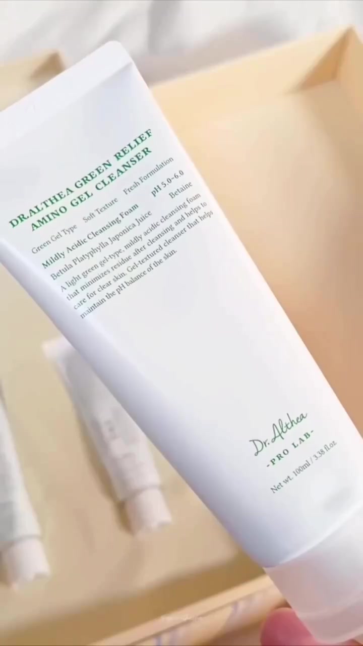 مجموعة هدايا للعناية بالبشرة من ماركة دكتور ألثيا (Dr. Althea) الكورية. 📦😍🇰🇷

بلسم التنظيف (Pure Grinding Cleansing Balm) وجل التنظيف بالأحماض الأمينية (Green Relief Amino Gel Cleanser). 🌿

سيروم فيتامين سي اللطيف (Gentle Vitamin C Serum) وكريمات مرطبة (كريم 345 Relief وكريم 147 HA). 💆‍♀️

تتميز المنتجات بتركيبات غنية بالمكونات الطبيعية ومصممة لتكون لطيفة وفعالة على البشرة، حتى الحساسة منها. 👌✨

تعالج المجموعة مشاكل البشرة المختلفة مثل الجفاف، الاحمرار، حب الشباب، والتصبغات😍💯


**إذا كنت صاحب هذا الإعلان وتريد حذفه لأي سبب، رجاءا أرسل رسالة إلى الدعم الفني**