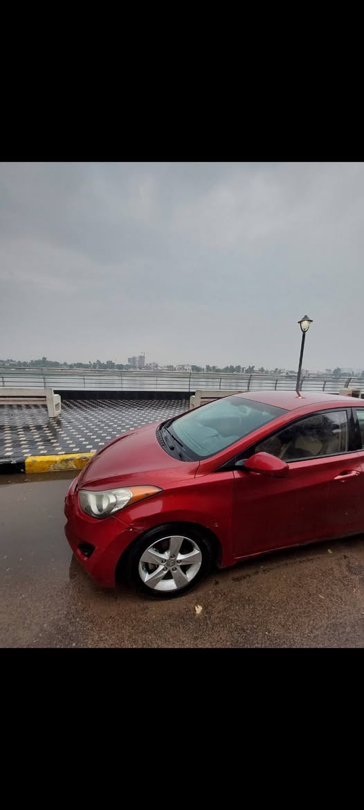 شلونهم الشباب الطيبة 
اخوتي يرحم والديكم فقط الشراي يتواصل ويايه ماابيع لا اقساط ولا دفعة مقدمة 
---
🚗 **للبيع: هيونداي إلنترا موديل 2013** 🇺🇸
✨ **المواصفات:**
- كير أوتوماتيك at (ما مفتوح)
- محرك بحالة جيدة جداً (ما مفتوح)
- ماشي ٤٩ الف (أصلي حقيقي) السيارة مطالعة خارج بغداد
- تخم تايرات جديد قبل ٣ اشهر مبدل تخم كامل
- السيارة وارد امريكي حادثها   جاملغ أمامي بدون دواخل (بدون فتح الإرباك، تم تبديل الجاملغ)
- السيارة قطرة صبغ مابيها 
- السيارة نظيفة من ناحية المحرك والكير والتبريد وكلشي بس بيها شخطات بالكشر (كما هو موضح بالصور)
- مزودة بكروس سرعة
- 5 ويل كب
- السيارة مال ورثة وبيها وكالة كل الورثة لاخوية تجي بيوم واحد تحولها باسمك وتتوكل ع الله 
- السيارة مبدله جديد بلكات نوزلات فلتر هوا دهن الكير دهن المحرك 
- السيارة دبلاتها تعبانة تحتاج تبديل
- مصفرة هيئة وغرامات 
- رقم بغداد الجديد الارقام تستلمها بالتحويل

السعر : ٨٦ ورقة وبيها مجال بسيط

شباب السيارة مابيها اي حادث بالعراق بس السيارة مطخطخة من كل الجهات بسبب الوالد الله يرحمه جان رجال جبير من العمر .

📞 **للتواصل، يرجى مراسلتي على الخاص .**
او التواصل على الرقم الاتي : ***********
مكاني بغداد الاعظمية واذا تحب تجي تشوفها اني حاضر
