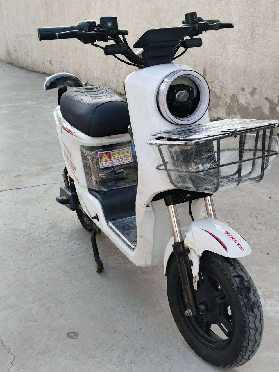 السلام عليكم 
دراجة شحن نوع R9 دراجة نضيفة بطاريات 5 حجم وسط غراضهة كاملة البايدرات و الشاحنة موجودة 
سعر 400 مكاني بغداد حي العامل 
رقم / ***********
