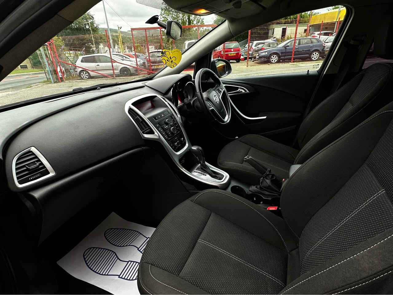 Vauxhall Astra 2 L automatic very low miles only 93k mot 5 nov 2026 with 4 good tyres car driving very good nothing problem at all   u welcome driving test and view car cat n Can do parts exchange Caerphilly, Mid Glamorgan


**إذا كنت صاحب هذا الإعلان وتريد حذفه لأي سبب، رجاءا أرسل رسالة إلى الدعم الفني**