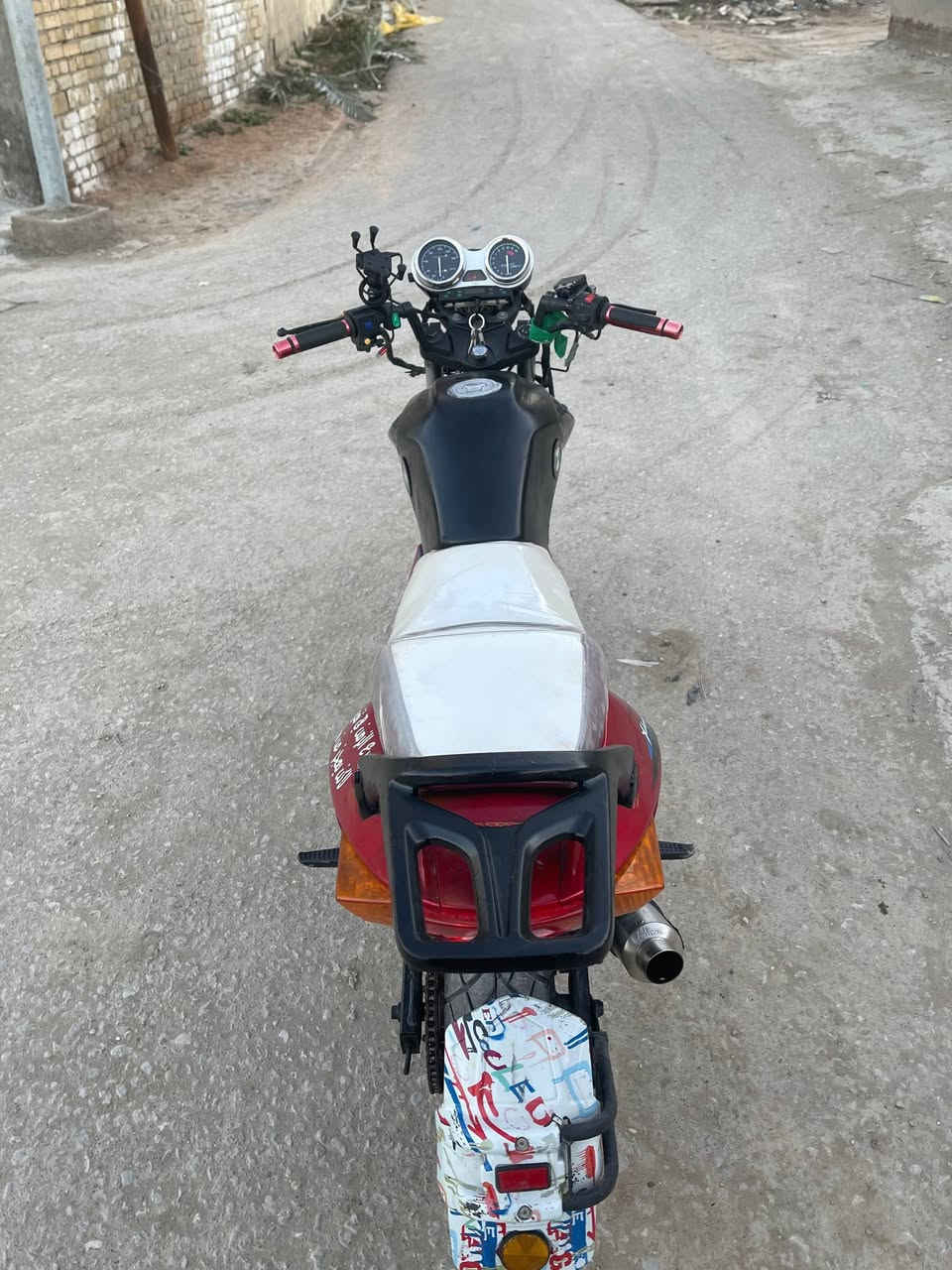 السلام عليكم دراجه دايون بطح للبيع كامله مكمله ما بيه اي نقص مكفوله اوراق أصولي مكينه ما مفتوحه دراجه جانيه عله ايدي كهربايات كله شغاله تخم تاير جديد بريكات وره وكدام بل مكان السعر ٦٥٠ وبيه مجال للطيبين مكاني بابل القاسم رقم الهاتف ***********
