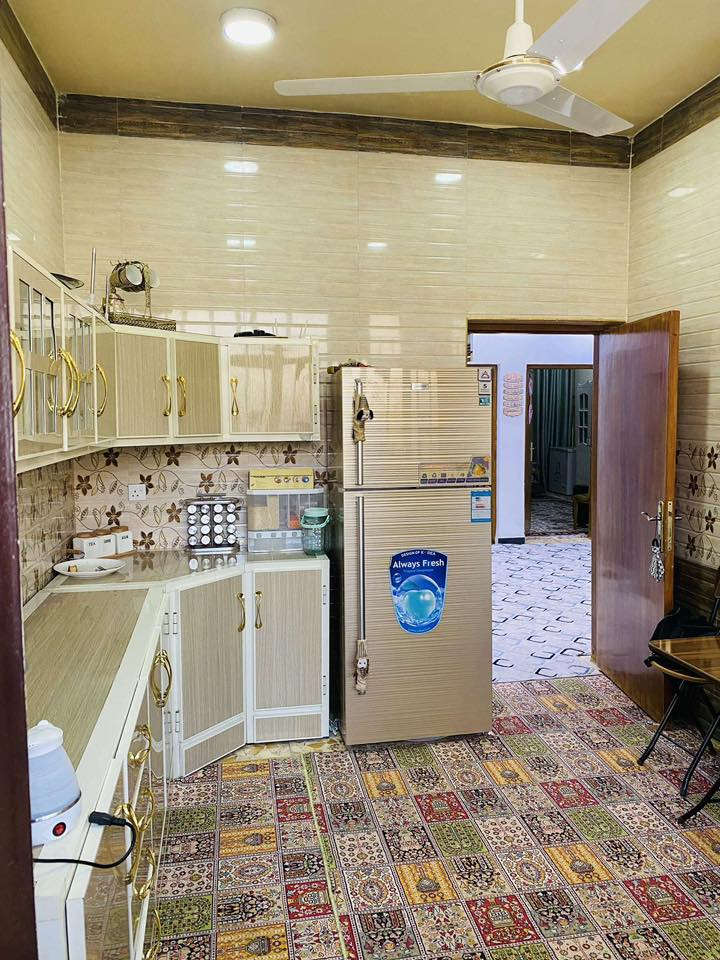 السلام عليكم 
بيت زراعي للبيع 
في الشهداء السيديه منطقه البحث العلمي 
مساحه الدار ١٦٠ متر
طابق واحد 
متكون من غرفتين نوم + حولي + استقبال + والمطبخ + وايضا الصحيات 
متوفر كافه الخدامات من كهرباء + ماء اساله + مجاري + وايضا تبليط 
للاتصال والاستفسار على الهاتف  او واتساب على الرقم***********
