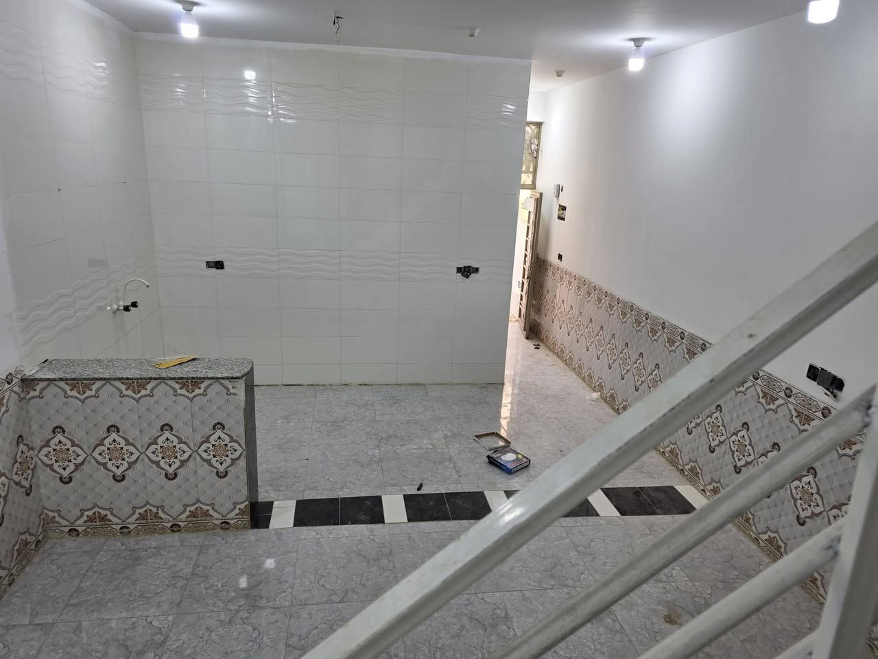 بيت للبيع المساحة ١٠٠م طابو زراعي سند ٢٥ مرقم من البلدية كوت حي الحكيم شارع افران الهادي قرب الكورنيش التفاصيل البناء طابوق يحتوي على صالة ومطبخ واستقبال وصحيات داخلية وخارجية السعر ٣٨ وقابل للتفاوض للاستفسار مراجعة دلالية احمد السعيدي قرب حسينية بيت خليفه للاتصال *********** أو ***********
