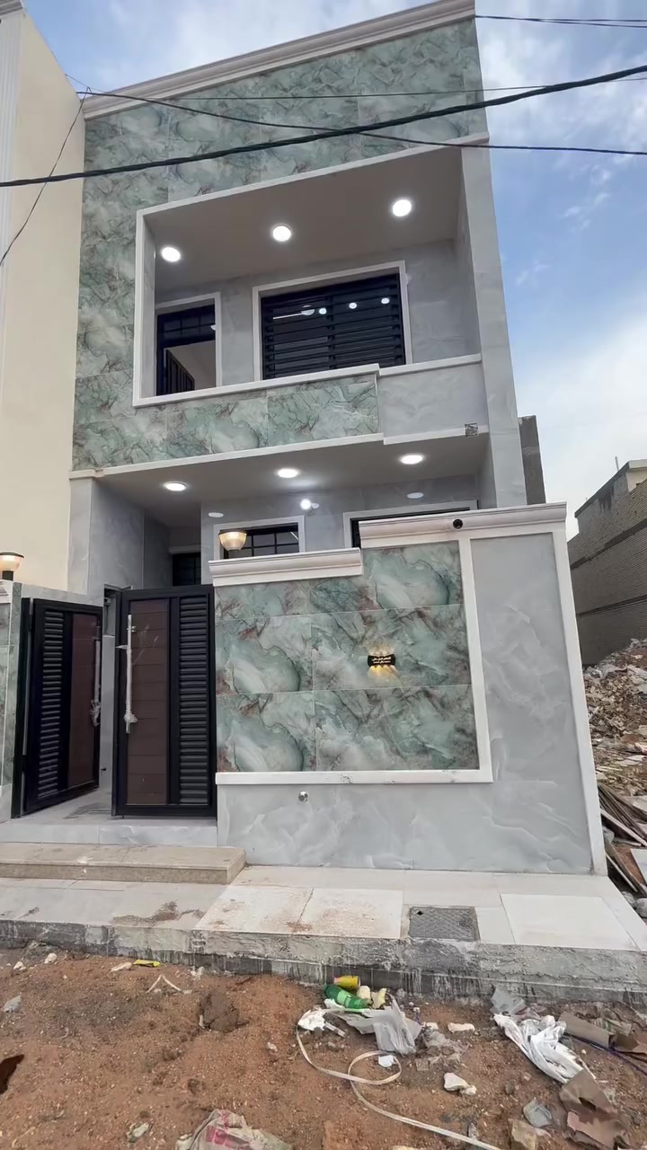 بيت 🏡 للبيع مساحه 100 الواجهه 5النزال20 يحتوي البيت على طرمه صغيره +صحيات+بيت مدخلين مدخل على مطبخ ومدخل على استقبال +صحيات طابق ارضي + غرف ارضيه +منور الطابق الثاني يحتوي على غرفتين نوم +صحيات +الطابق الثالث سطح البيت تميز بانه بروفايل البيت كله والامنيوم الشبابيك أبواب 🚪 قاصه حديد موقع 📍حريه حي السلام شارع 30 بالملعب ال(توزيع جديد)🆕  اللاستفسار اتصل على رقم او مراسله وتساب ☎️ ***********
