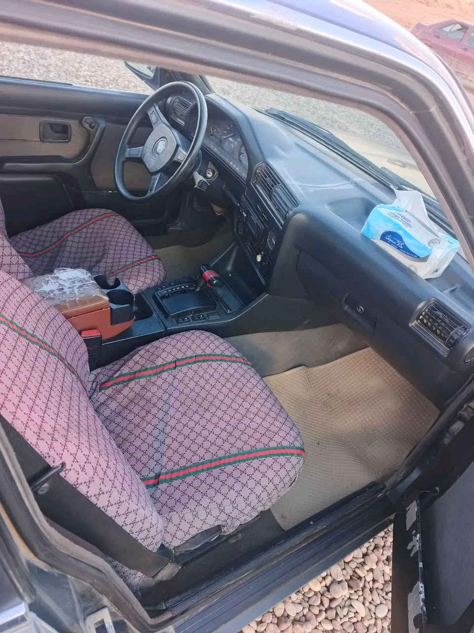 للبيع او المراوس بي ام زعره 320 شرط التحويل سنويه باسمي لل28 السعر 30 وبي مجال ***********
