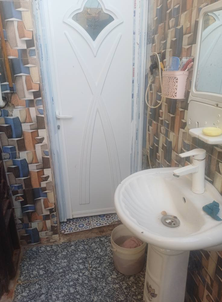 للبيع  بيت طابقين  زراعي مساحه ١٠٠في سوق الشيوخ بين حي الدجين  والقادسية  مكانه مرتب  ثاني شارع عن شارع القادسيه  يتكون  من غرفتين ومطبخ وصاله   وستقبال وحمامات داخليه وخارجيه   استفسار اكتب تم وتصل واتساب  ***********
