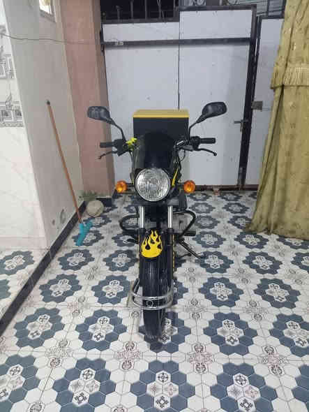 السلام عليكم درجة بوكسر البيع مرقم نكليزي ديالى بسمي موديل 20 كلاسيك تجي تفحص وتاخذ نضيف رقم *********** سعر 1800 وبيهه مجال المكان ديالى بعقوبة
