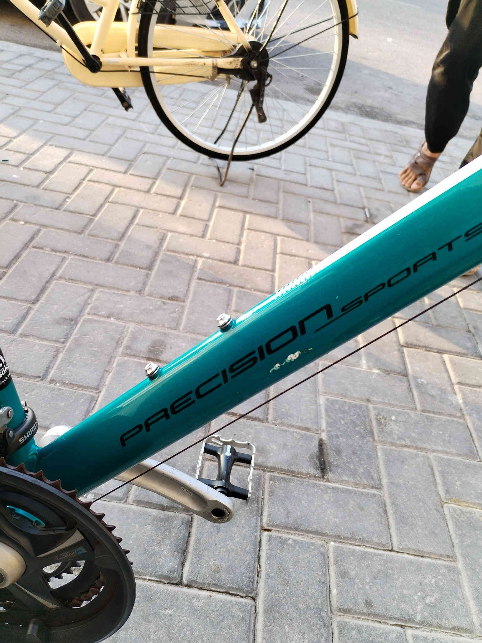 بايسكل precision ماركة 700 c 🚴‍♂️إسكيب أصلية 🚴‍♂️
لون رياضي كرتوازي 
 حالة ممتازة، نظيفة جدًا، وخفيفة الوزن - مثالية للتمرين أو التنقل اليومي.

 ✨ المواصفات:

 الماركة: بريزشن  إسكيب
 الهيكل: ألومنيوم خفيف الوزن ومتين 
 السرعات: 3 أمامية و8 خلفية
 المقاس: متوسط ​​(مناسب لطول يتراوح بين 165 و185 سم تقريبًا)
 نظام التطوير: شيمانو متعدد السرعات (أداء سلس ومريح)
 الفرامل: فرامل أمامية وخلفية قوية على شكل حرف V
 الإطارات بحالة ممتازة، جاهزة للاستخدام
 💯 الدراجة مُجربة ومُختبرة، مريحة جدًا، ولا تحتاج إلى أي صيانة مال حاوية.  موديل 2020 شرط.  للتواصل واتساب ***********. السعر  175000
