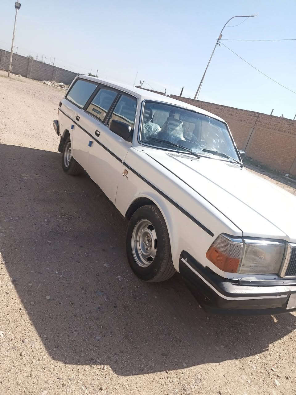 فولفو 240 
موديل 1988
تعمير جديد مكينه وكير وكهربائيات كلها جديده
وحداديه جديده
 تخم تأير جديد 
عنوان نجف السعر 50  وبيها مجال
***********
