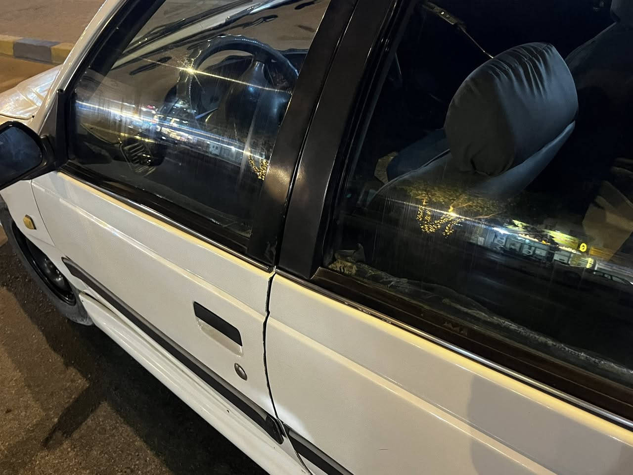 السلام عليكم
بيجو بارص مديل ٢٠١١
مصبوغه عام جماليه مكفوله من الضربه بيها طخه خفيفه جاملغ صوب السايق 
رقم بصره ب أسمي 
محرك لا تنقيص ولا تبخير
الرقم ***********
رقم ثاني ***********
