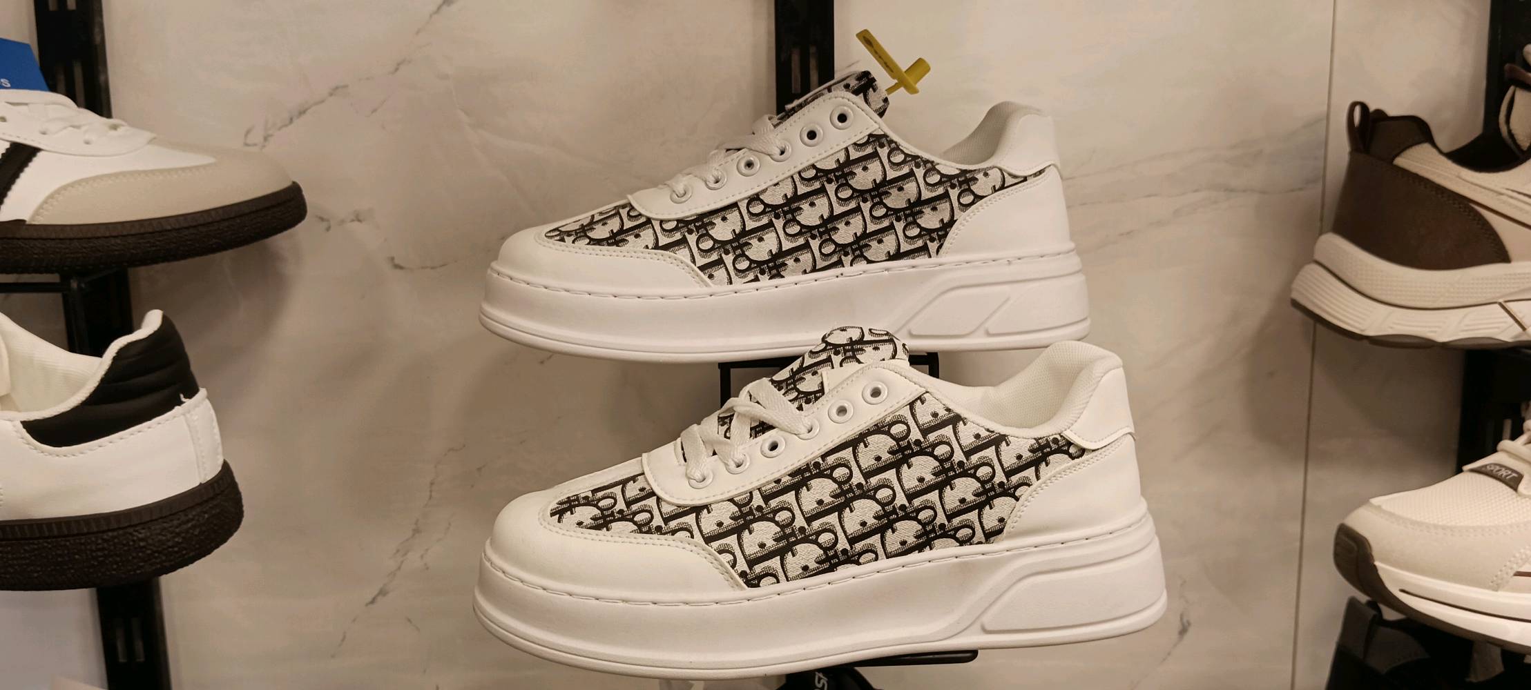 الجبيله شارع السايلو قرب مستشفى الشفاء 
احذيه جديده