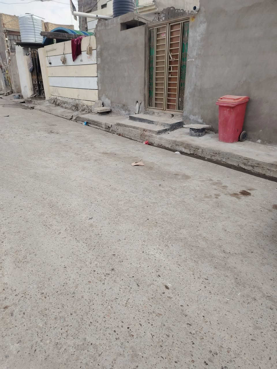 سلام عليكم بيت للبيع في حي الأمير قرب شارع البحيره كل الخدمات موجوده مساحة {90 متر يحتوي صاله 11متر وغرفت نوم 5×5 ومنور وحمام ومساحته حوش نوع العقار سند 25 زراعي سعر 32 بي مجال للاستفسار ***********
