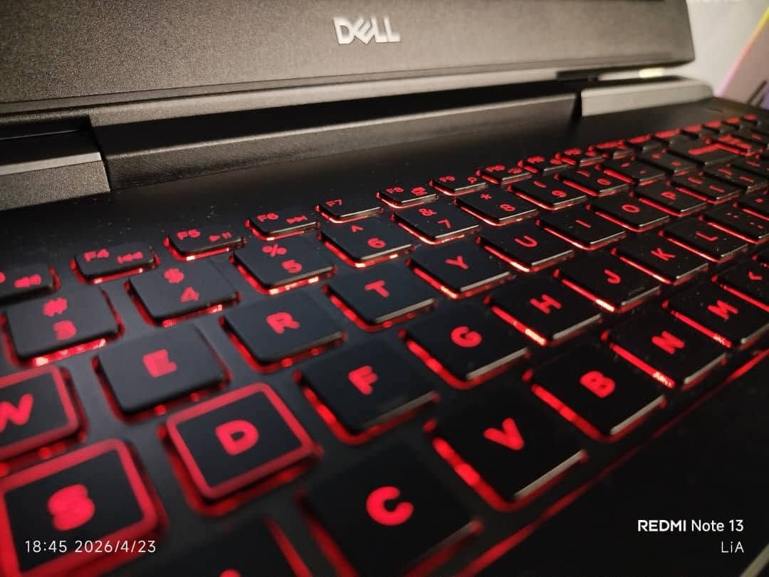 🎮 Dell Inspiron 7577 | وحش الأداء الثابت
Gaming 🎮
الجهاز الذي أثبت جدارته كأحد أفضل أجهزة الألعاب والمهام الثقيلة في فئته.

📋 المواصفات التقنية:
🚀 المعالج (CPU):
Intel® Core™ i7-7700HQ 
(جيل سابع، فئة HQ القوية).
يتميز بـ 4 أنوية حقيقية و8 خيوط معالجة
 
🎮 كرت الشاشة (GPU):
NVIDIA® GeForce® GTX 1060 (6GB GDDR5).
كرت شاشة جبار بقدرة 6 جيجابايت
❄️ نظام التبريد (Cooling):
مزود بمروحتين (Dual Fans) وأنابيب حرارية ضخمة.
📺 الشاشة (Display):
15.6 بوصة IPS بدقة Full HD.
زوايا رؤية واسعة وألوان ممتازة للألعاب ومشاهدة المحتوى. 
⚡ الذاكرة والتخزين:
RAM :16GB ddr4
 DDR4 وقابل للترقية حتى 32 .

Storage: 256 GB NVMe
قابل للتعديل

🎯 الأفضل لـ:
الألعاب الثقيلة: يشغل معظم الألعاب الحديثة بإعدادات متوسطة إلى عالية (مثل GTA V, PUBG, Valorant).
المونتاج الاحترافي: بفضل كرت الـ 1060 والمروحتين، يعتبر خياراً ممتازاً لبرنامج Adobe Premiere و After Effects.

لمعرفة السعر التواصل خاص أو التعليق بنقطة..


**إذا كنت صاحب هذا الإعلان وتريد حذفه لأي سبب، رجاءا أرسل رسالة إلى الدعم الفني**