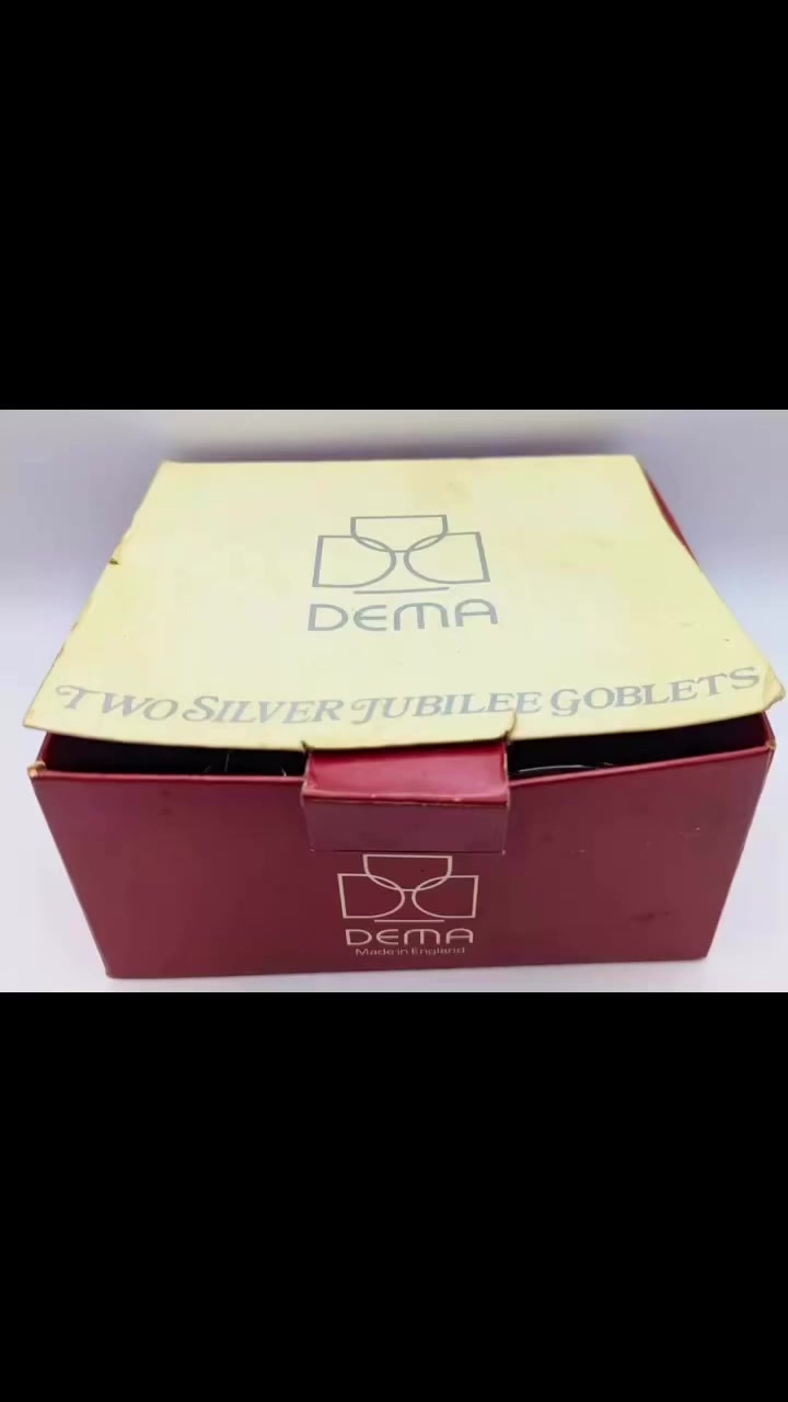 طقم كؤوس زجاجية تذكارية من ماركة ديمـا (Dema) بمناسبة اليوبيل الفضي للملكة إليزابيث الثانية في عام 1977. 
النوع: كؤوس زجاجية (Goblets) تذكارية.
المناسبة: اليوبيل الفضي للملكة إليزابيث الثانية (1952-1977) سعر 5


**إذا كنت صاحب هذا الإعلان وتريد حذفه لأي سبب، رجاءا أرسل رسالة إلى الدعم الفني**