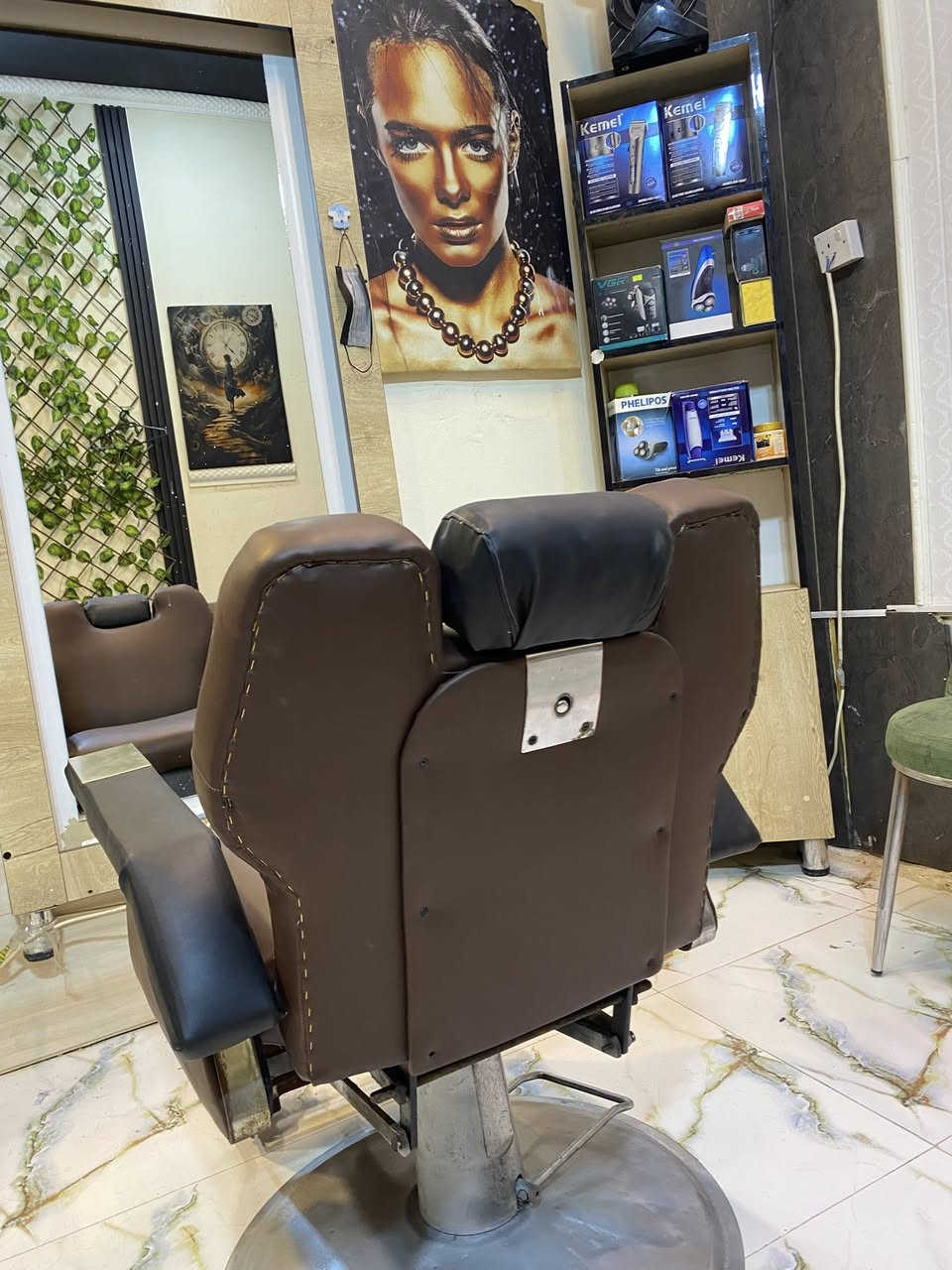 كرسي حلاقه للبيع 💇🏻💈 سعره 125 الف وبي مجال بسيط للتواصل على الواتساب ***********
