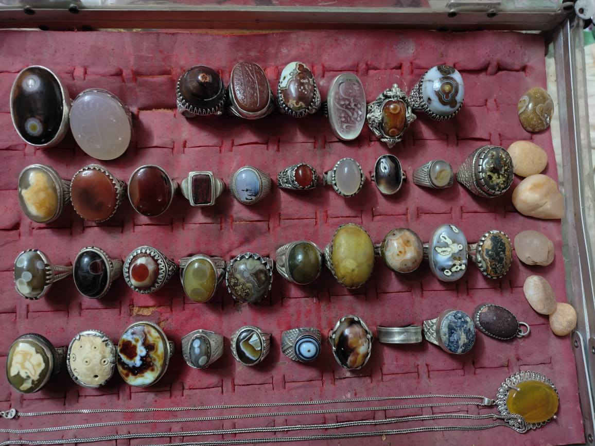 السلام عليكم  للبيع محابس فضة مع الحجر ابيع الك كامل
ولله محابسي الخاصة وصياغات راقية 
كما واضح بصورة 
الغرام ب3 الف  الوزن  707 غرام 
مكاني كربلاء  واستفسار *********** كربلاء, العراق
