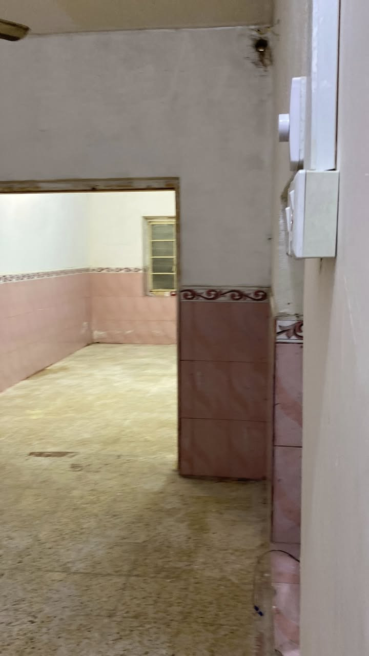 لام عليكم بيت للايجار في البراضعيه يحتوي عل 3 غرف ومطبخ وصحيات وصاله وسطح طابق ارضي سعر الايجار مع الماي والكهرباء 650 الف للاستفسار الاتصال عل الرقم *********** وتساب 0 788 022 0904‬
