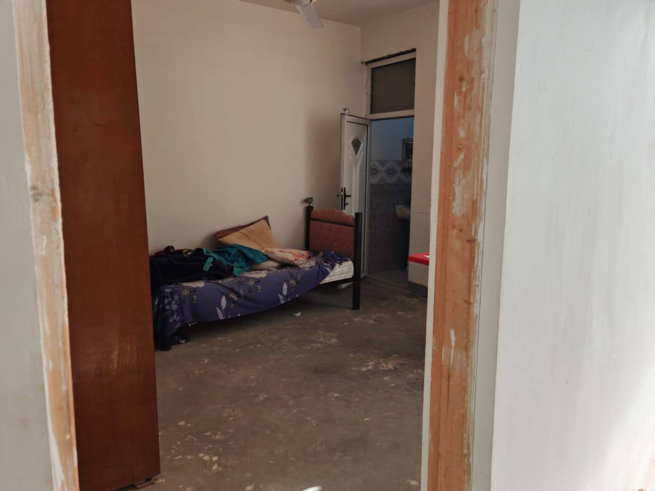 السلام عليكم بيت مساحته 300متر بناء ٨٠متر يحتوي على غرفه نوم واحده واستقبال ومطبخ  وصحيات 2كامل بس ما مكيش طابو زراعي سند 25 واجهة 9نزال 37 بغداد الدورة هورجب شارع المنتجع سعره 65 للاستفسار الاتصال على ***********
