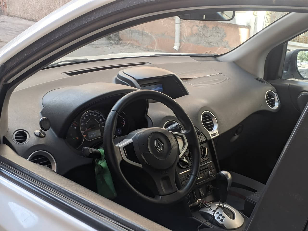 السلام عليكم للبيع رينو كوليوس موديل 2014 استلام الشركة العامة
مكينة كير جيد جداً 
صدر جديد 
تخم تاير جديد 
نقص تبريد فقط 
السيارة بيها 4 قطع صبغ 
مكان بغداد الكاظمية أو التاجيات
السعر 78$
***********
***********
