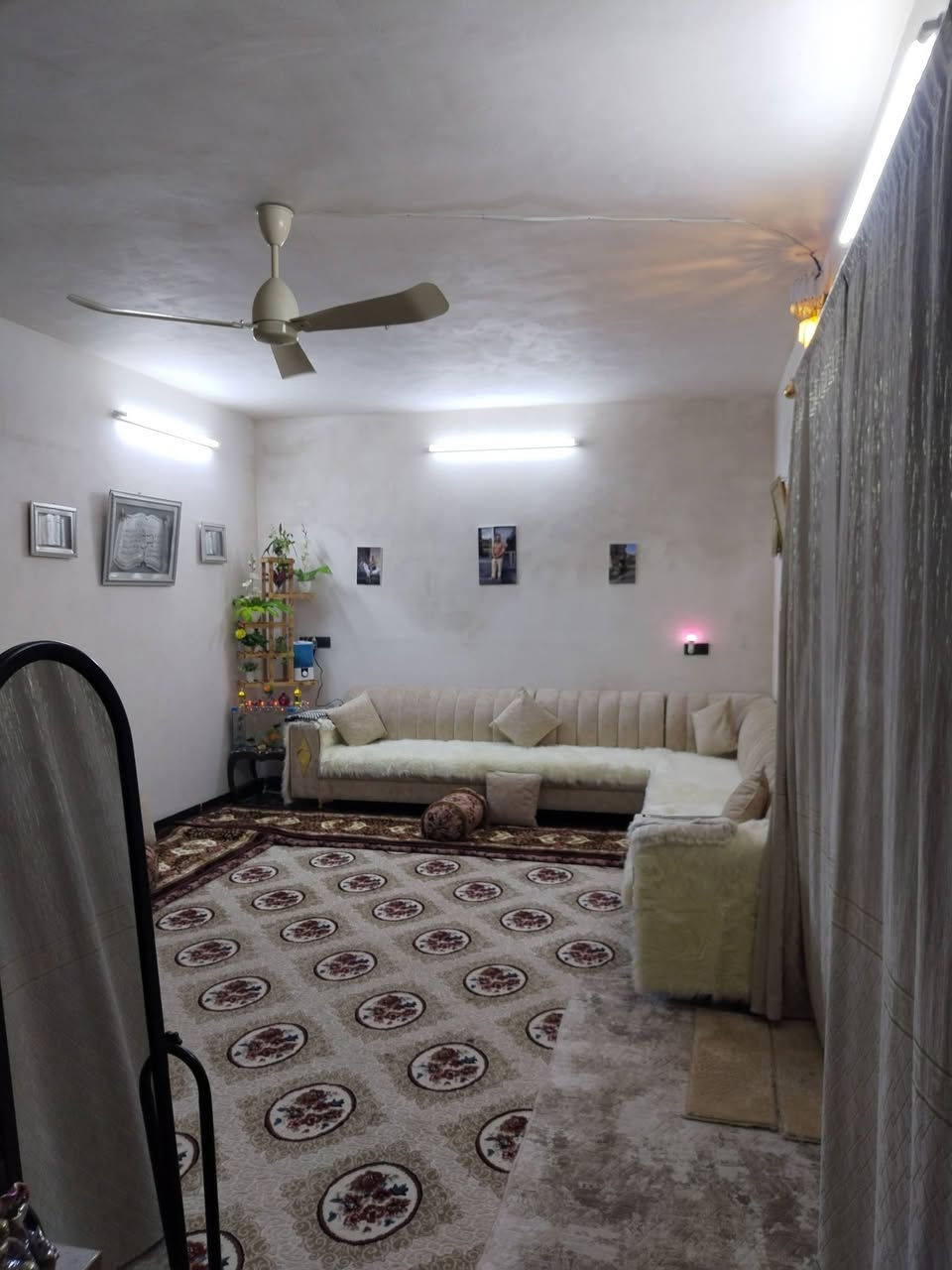 بعد التحية والسلام
دار للبيع طابقين بنأء جديد ١٨٠ متر زراعي
بناء الدار درجه اولى سيراميك أبواب شبابيك شغل حلو

الطابق الأرضي ⬇️🌎
٢ غرف نوم 4*4 هول مع درج 10*4 استقبال
حمامات سويت مع الغرف
صحيات داخلي + خارجي

مخازن مخفيه عدد ٢ 

االطابق الثاني ⬆️
طبق الأرضي
الموجود تحت موجود فوك

الموقع ❗ كركوك واحد حزيران مقابل مركز شرطة العداله

السعر ٨٥ مليون

للاستفسار اكثر
هواتف ***********
المكتب *********** #اومراجعة_مكتب_سند_للعقار
