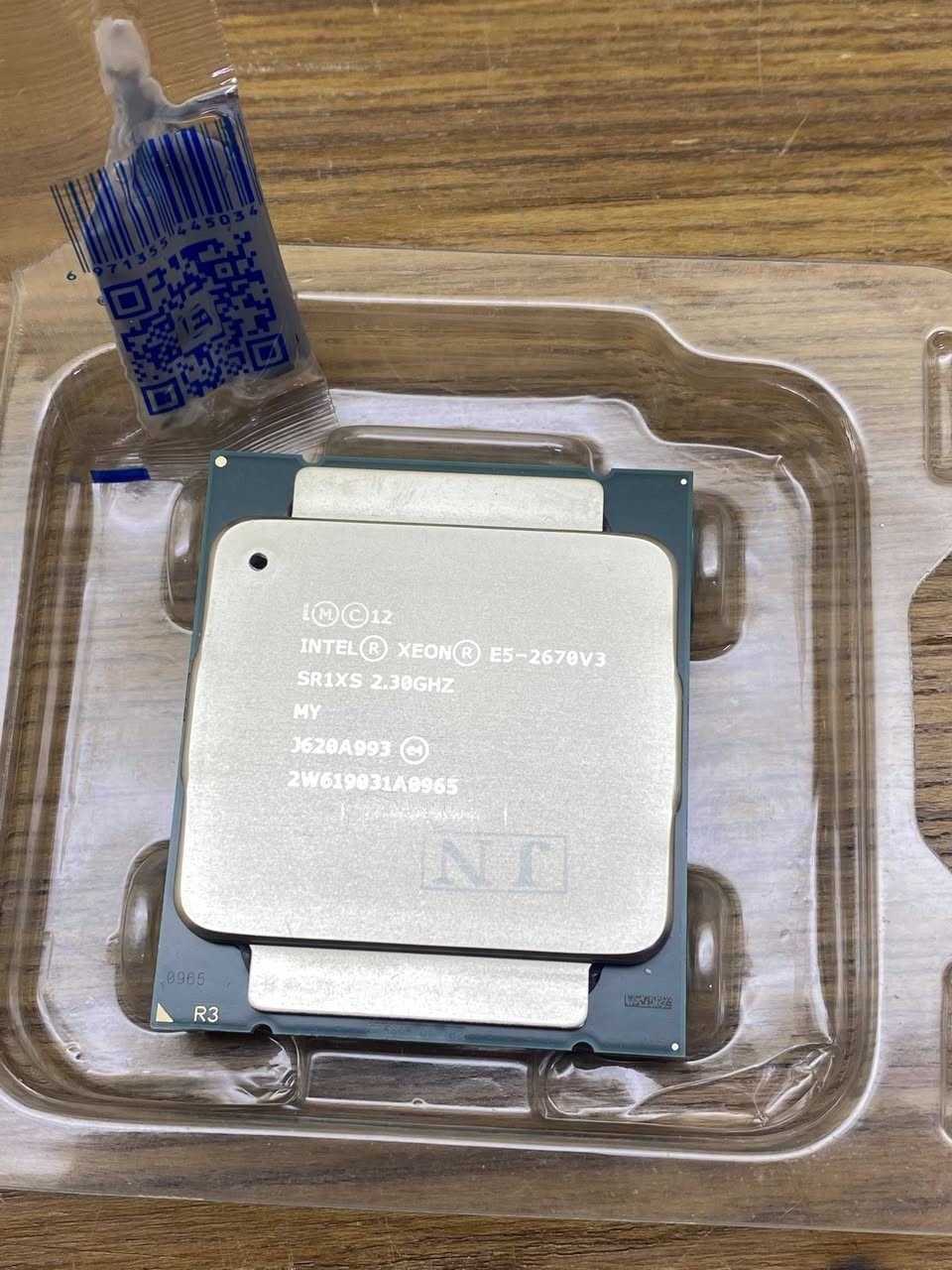 معالج زيون

المواصفات الفنية (Intel Xeon E5-2670 v3)

هذا المعالج يعتبر خياراً ممتازاً لمحطات العمل (Workstations) 
والسيرفرات، ويحظى بشعبية كبيرة في تجميعات الحاسوب الاقتصادية والقوية:

• عدد الأنوية: 12 نواة حقيقية و 24 مساراً (Threads).

• السرعة (Clock Speed): التردد الأساسي 2.30 GHz ويصل إلى 3.10 GHz مع خاصية الـ Turbo.

• الذاكرة المؤقتة (Cache): 30 ميجابايت (Smart Cache).

• المقبس (Socket): LGA 2011-v3.

• استهلاك الطاقة (TDP): 120 واط.

• دعم الذاكرة: يدعم رامات DDR4 بترددات 1600/1866/2133 (يدعم رامات السيرفرات ECC الأرخص ثمناً).

السعر  ٢٥.٠٠٠ مع التوصيل 

#معالج #زيون #سيرفر #ريندر #العراق #بغداد #حاسبات #قطع_كمبيوتر #تطوير_حاسبات #سوق_الحاسبات #جيمنج_العراق #محطة_عمل #تقنية #بيع_شراء #إنتل #Xeon #E5_2670v3 #Workstation #Server #Gaming_PC #Hardware_Iraq #Intel_Xeon #X99 #أمازونياتي


**إذا كنت صاحب هذا الإعلان وتريد حذفه لأي سبب، رجاءا أرسل رسالة إلى الدعم الفني**