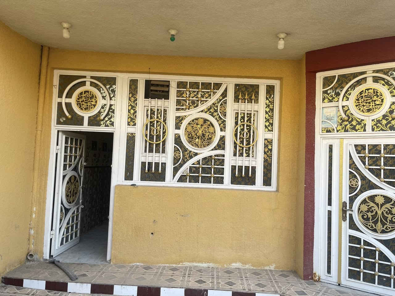 السلام عليكم يوجد بيت للبيع … في حي الجامعة مساحة البيت 200 متر طابق واحد..سنة البناء 2023 يتكون من غرفتين نوم وصالة واستقبال ومطبخ وصحيات داخليه وخارجية. للاستفسار اكثر اتصل على هذا الرقم 
***********
