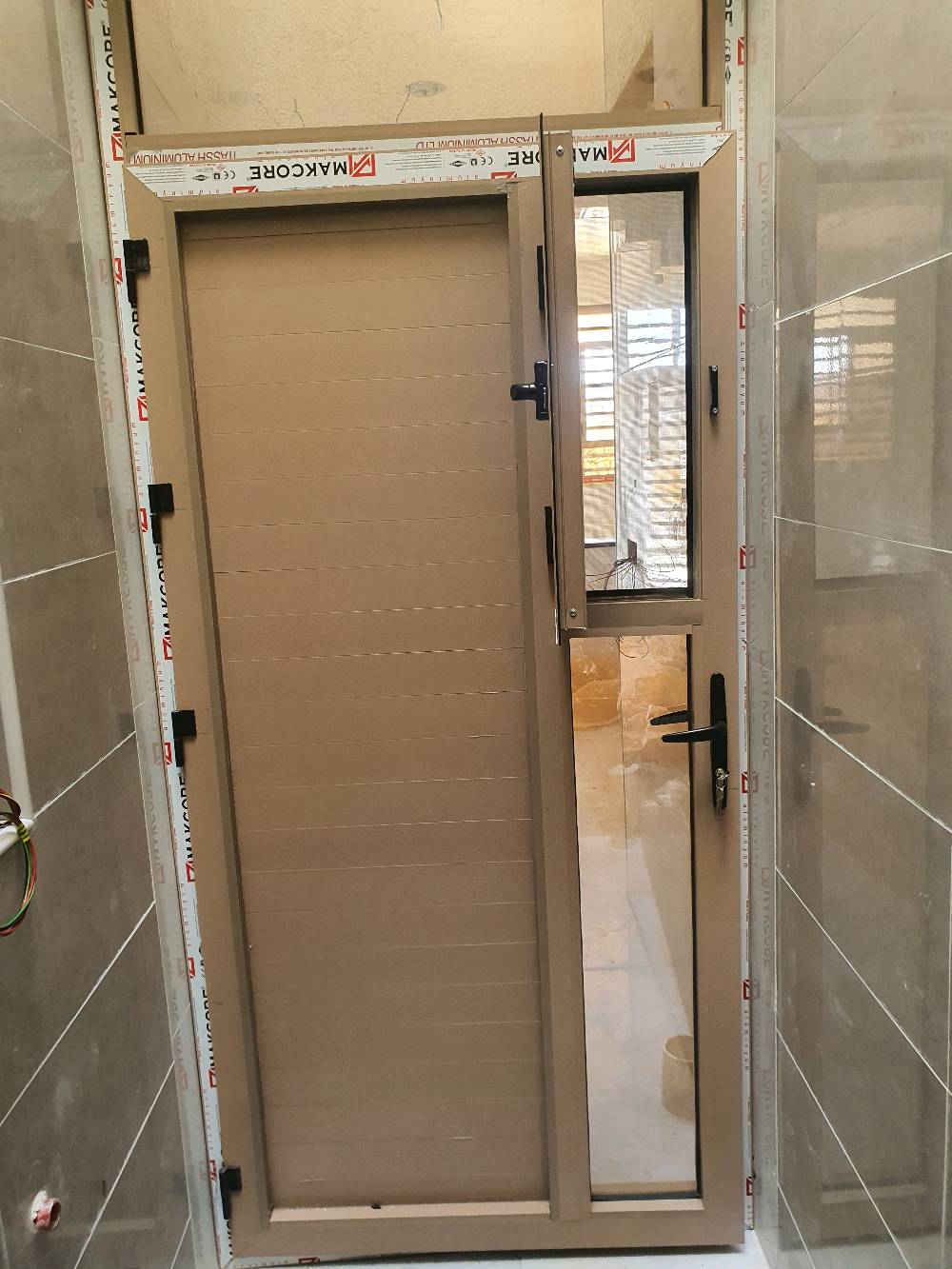 ميسان العمارة الحي الجامعي 
بيت جديد بناء 2023 طابو صرف طابقين ٢٠٠م٢ واجهة عشرة متر نزال ٢٠ متر .
الحي الجامعي المربع الذهبي البيت مقابل ساحة مبني مقابل البيت حديقة مسيجة موضحة في الصور مساحه 100 متر 
البيت مطلوب إسكان الباقي 60 مليون 
كهرباء البيت مجهزة بنظام تأريض وجوزات ايرث لكج لجميع السخانات 