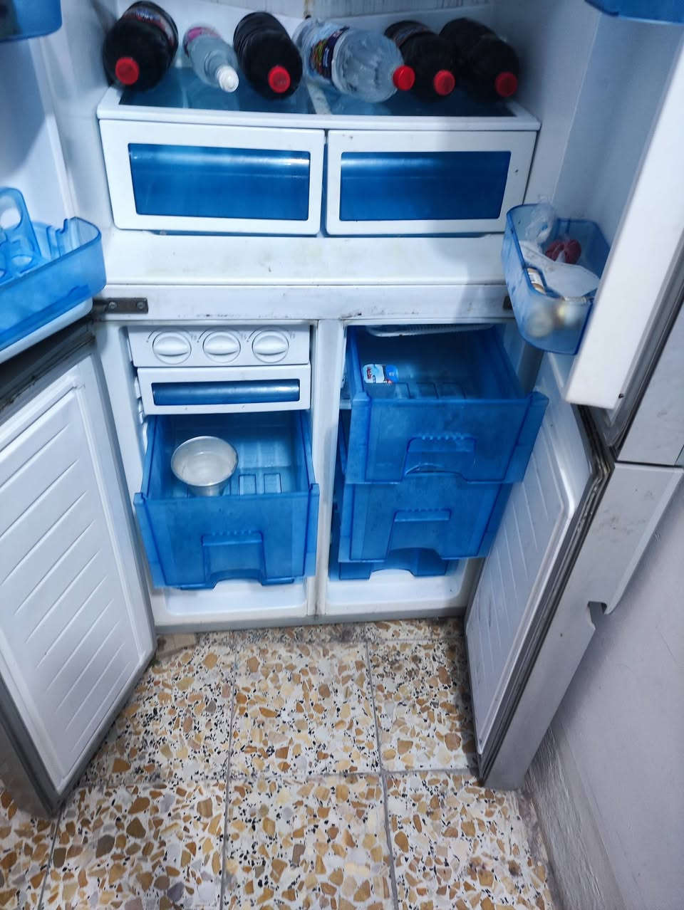 ثلاجه ام اربعه بيبان نضيفه كلاش شغاله تجميد فول البيع مكان كربلاء حي العامل ب600وبي مجال ***********
