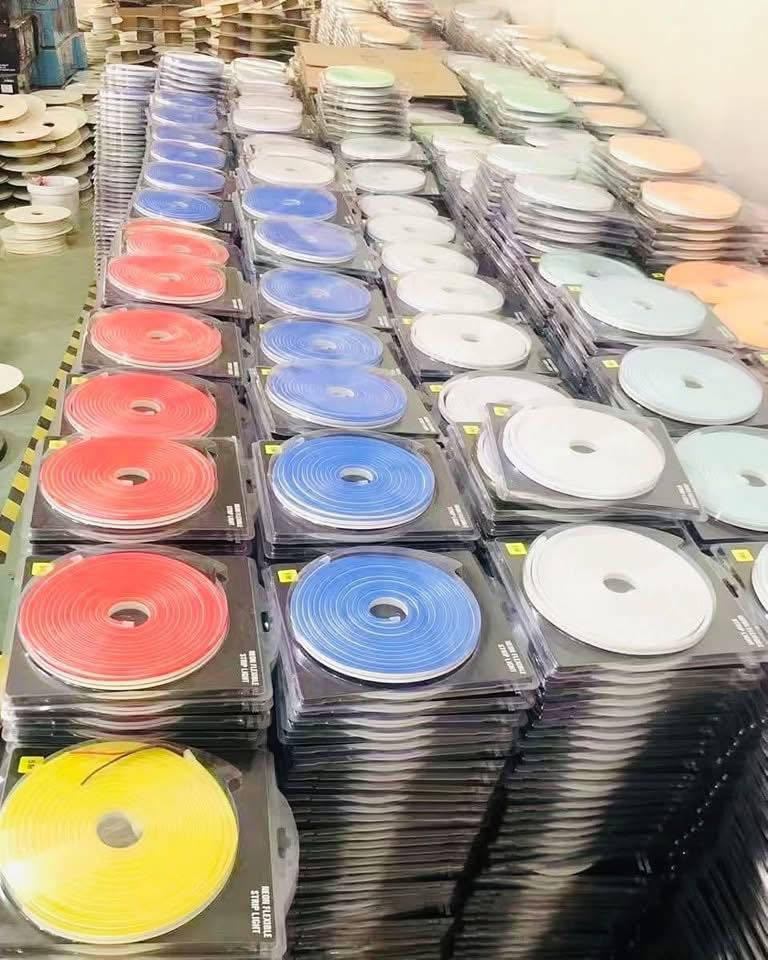 على بركة الله  
مثل ما عودناكم على كل جديد ومميز
وصول وجبه من نشرات اللد النيون
اناره خطية ديكورية اكثر من رائعة
مواصفات اللد
* الفولتية  12v
* السمك 12*6 ملم
* القطع كل 1 سنتمتر
* ووتر بروف ضد الماء
* كوالتي عالي جدا
* طول الرولة 5 متر
* متوفر ب 9 الوان مختلفة
تستخدم في الديكورات الداخليه والخارجيه والكتابة والرسم و الاعلانات الضوئية والاعمال اليدوية و الحدائق الداخليه والخارجيه والكاونترات والسيارات و غيرها ...

سعر الرولة  10 الف فقط 
سعر المحولة 3 الف فقط
التوصيل ( 5 ) لجميع المحافظات

متوفر جملة ومفرد 

0776 390 0067
