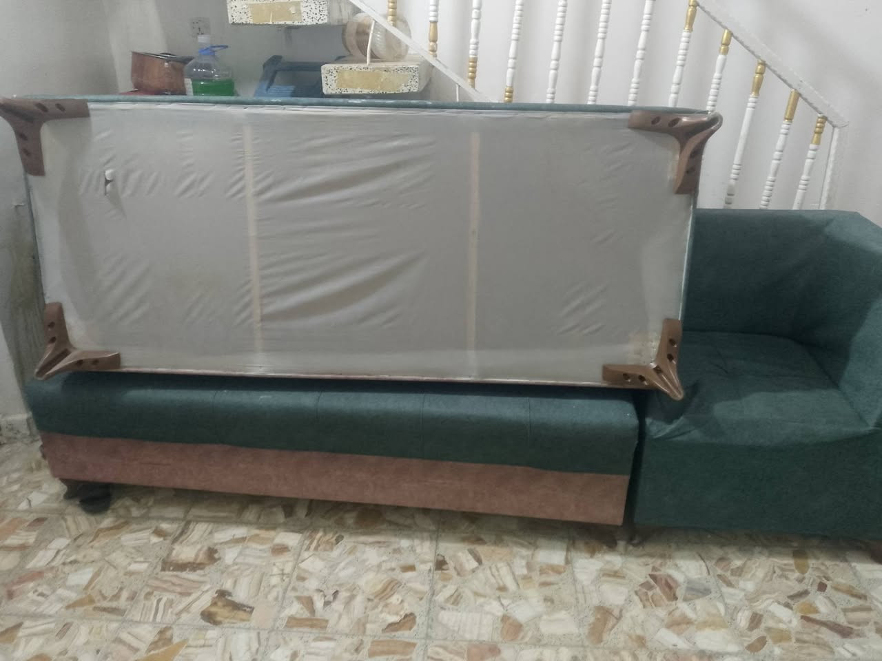 السلام عليكم عندي تخم تسع نفرات قطعتين ام الاربعه وقطعه واحده زاويه للبيع تزغام 150 بيهن مجال ***********
