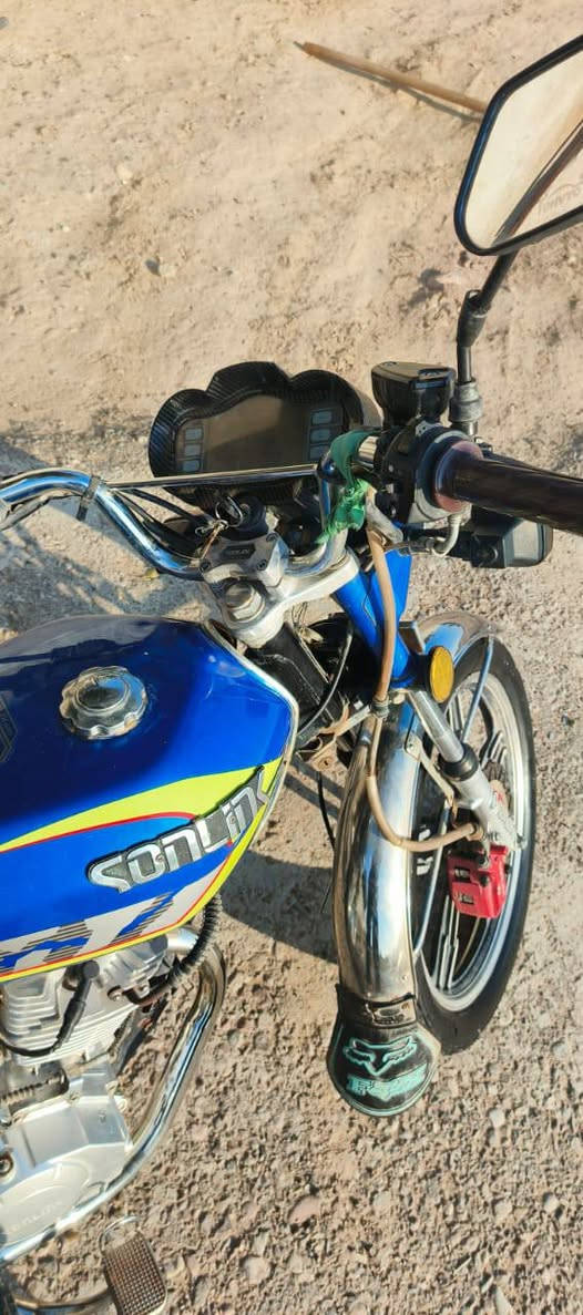 سلام عليكم للبيع دراجه سونك ٥كير دراجه موديل ٢٣محرك مكفول من فتح كهربائيات كامله من عدا الدشبول بيه كطع واير يشتغل ويطفي وبيها صفاحيه نقص تأيرات جدد قبل ٥تيام شادهن دراجه نظيفه بمعنى الكلمه ب٥٥٠وبيها مجال شراي بيه خير ويدلل مكاني ديالى دلي عباس 
***********
