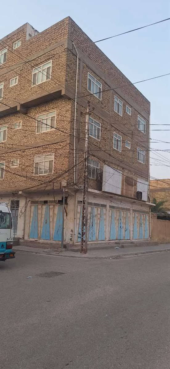 محل/مخزن كبير فارغ للإيجار 
محل/مخزن كبير بمساحه 125 متر   للإيجار .
المحل /مخزن ركن يقع في  النجف الأشرف حي السلام في شارع مزرعه الطائي قرب  اسواق بهاء
  قرب شارع المطبات كما ان المحل/مخزن يقع على شارعين  عرض الشارع 25 م و عرض شارع 10م . المحل يحتوي على المرافق الصحيه وارضيه المحل مكسوه بأرقى انواع الكاشي الموازيك والجدران مكسوه بالسيراميك
للراغبين الاتصال 
تليفون  سجاد ***********
