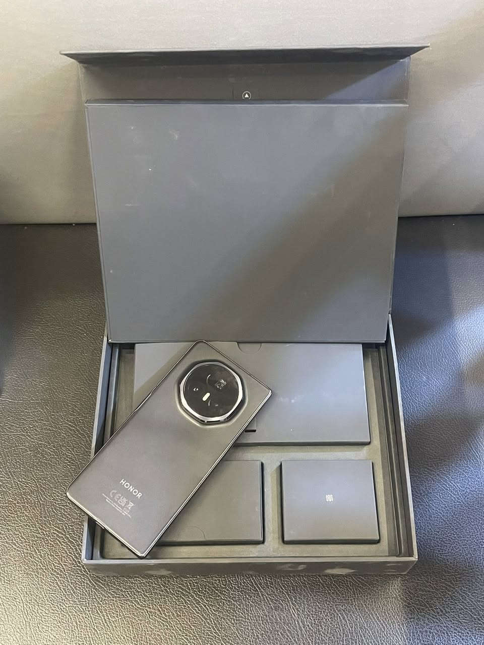 اونر
Magic v3 
ذاكرة 256
ملحقاتة كامله 
كارتونة +شاحنة 
جهاز نضيف 100‎%‎
مكاني بغداد الغزالية 
***********
