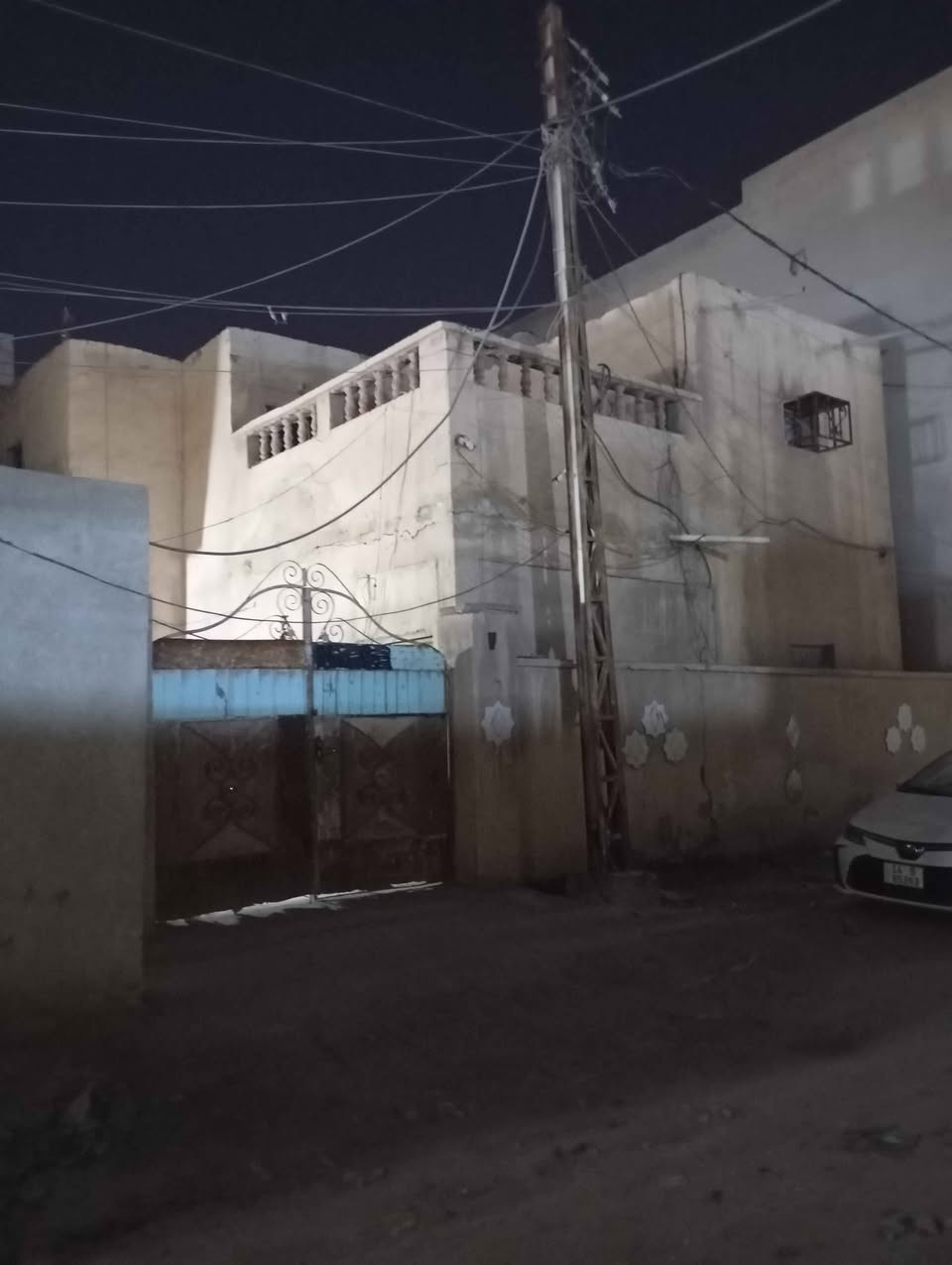 سلام عليكم بيت اللبيع طابو صرف في الزبير محله شمال غرب بيت القيمقام المساحه 150متر الاستفسار على هذه رقم *********** Singapore
