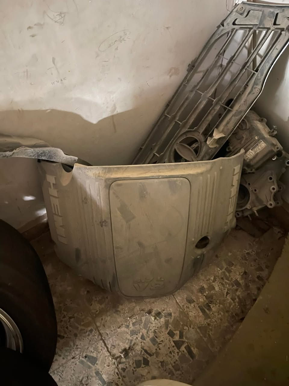 السلام عليكم للبيع 

دبات سود Srt وحده منهن بيها طعجه بس متأثر بشي 230 الف قفل 

زوج ويل ويلد توسايز عليه تاير سلك مال دوس 350 قفل. ينباعن سوه بس 

قبق محرك 5700    65 الف

***********
