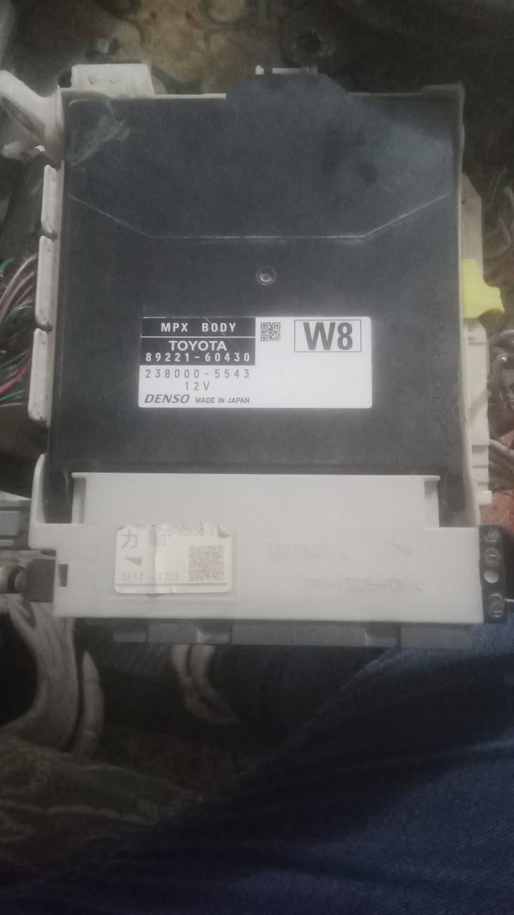 كشنات جكساره نظيف 90% نظافتهن وياهن عقل خلفي هو اكو نيكل مال باب اماميات اثنين ودكمه يمنه مال باب كامله اكو اغراض بسيطات يعني طلعن ومال حاويه ترى سماعات اماميات اثنين عدد وخلفيه واحده مال باب قائمه ***********
