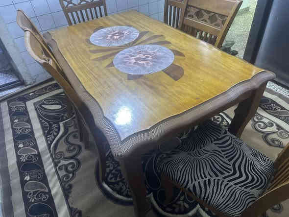 السلام عليكم ميز طعام زان شغل قديم لاكسر لا شي 6 كراسي يحتاجله صبغ بس سعره250 مكاني زيونه ***********
