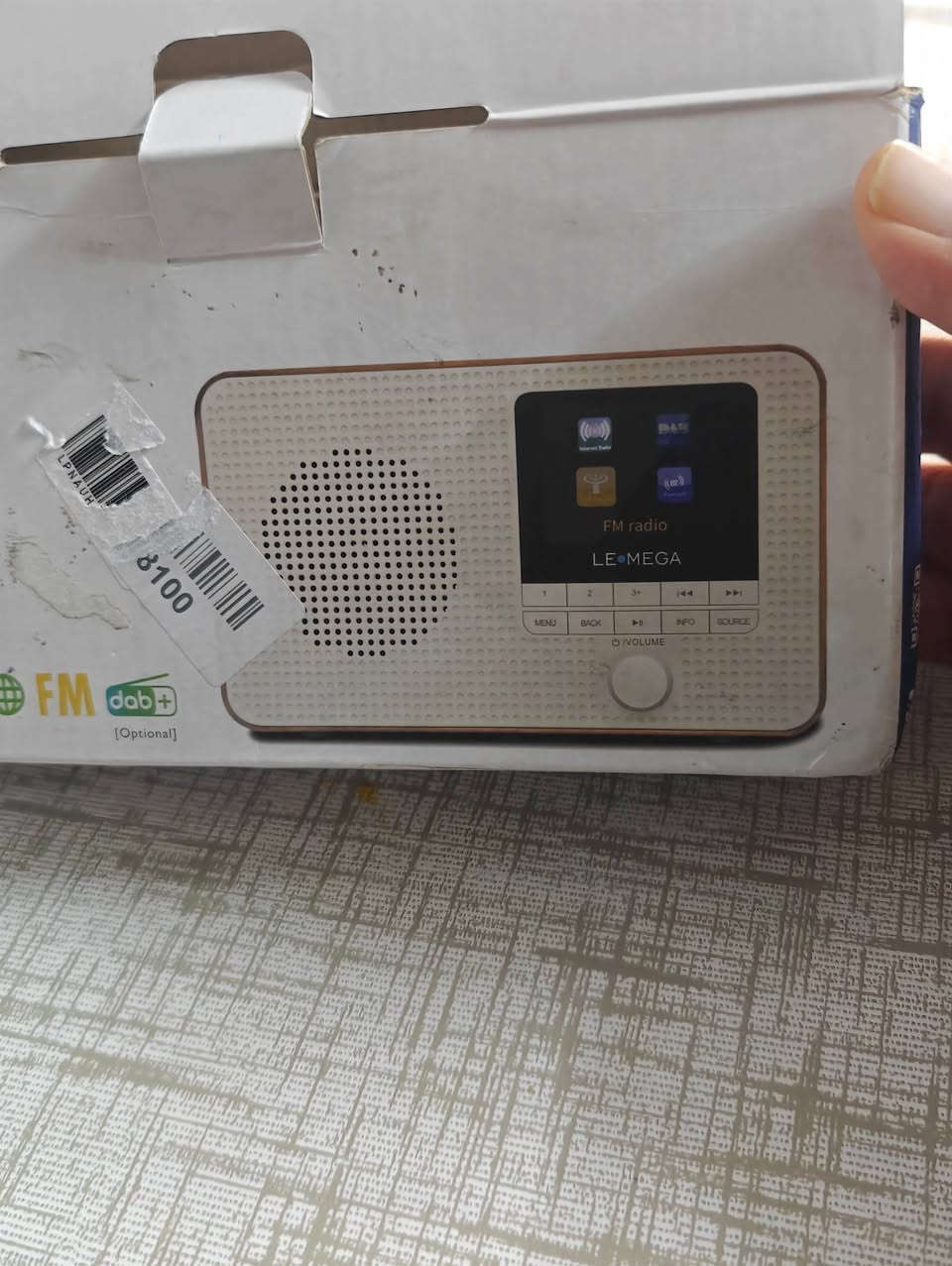 الراديو الذكي LEMEGA IR1
أبرز مواصفات الجهاز
راديو ذكي: يدعم الوصول إلى أكثر من 30,000 محطة راديو عبر الإنترنت وبودكاست من جميع أنحاء العالم عبر اتصال WiFi.
تعدد طرق الاتصال: يدعم بث الموسيقى لاسلكياً عبر البلوتوث، كما يتضمن راديو FM رقمي مع خاصية البحث التلقائي.
التصميم والتشغيل: يأتي بشاشة ملونة تعرض معلومات المحطة، ويمكن تشغيله عبر القابس الكهربائي أو البطاريات (12 ساعة عمل) مما يجعله مثالياً للتنقل.
ميزات إضافية: يحتوي على منبه مزدوج، مؤقت للنوم، و40 محطة مسبقة الضبط للوصول السريع
ملاحظة توصيل داخل العراق فقط 
للحجز والاستفسار يرجى المراسلة على الخاص


**إذا كنت صاحب هذا الإعلان وتريد حذفه لأي سبب، رجاءا أرسل رسالة إلى الدعم الفني**